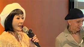 唐玲（左）1月出席作家H婚宴（圖／翻攝自臉書）