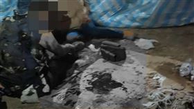 台南鹿耳門昨天（24日）晚間舉辦元宵節高空煙火秀，不料過程中有煙火殘片掉下來，導致失火甚至引發爆炸傷人事件，有民眾目擊一對夫妻被炮竹炸傷血流滿地，畫面相當驚悚，救護車趕抵事發地點將受傷民眾送醫，傷者經就診後暫無生命危險。