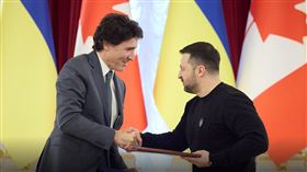 加拿大總理杜魯道（Justin Trudeau）與烏克蘭總統澤倫斯基（Volodymyr Zelenskyy）簽署安全協議。（圖／翻攝自澤倫斯基臉書）