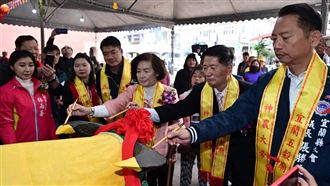 宜蘭五穀廟元宵鞭春牛　象徵收假準備開工