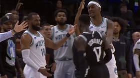 灰狼康利（Mike Conley）無視潛規則在大比分領先時在外線出手引爆衝突。（圖／翻攝自X）