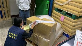 衛生局封存向保欣進貨辣椒粉原料的業者貨品2000公斤辣椒粉。（圖／衛生局提供）