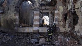 ▲烏東部前線附近康斯坦丁諾夫卡鎮夜間遭到攻擊，商店與住宅遭到重創（圖／美聯社／達志影像）