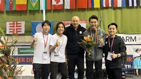 唐嘉鴻再獲體操世界盃單槓金牌台灣男子體操好手唐嘉鴻（右2）26日在體操世界盃科特布斯站暨巴黎奧運資格賽拿下單槓金牌，教練翁士航（中）自信地認為奧運門票已經穩了。（翁士航提供）中央社記者黎建忠傳真  113年2月26日