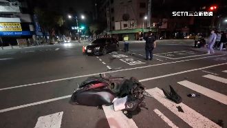 無照租車違規左轉！騎士被撞飛　機車變形