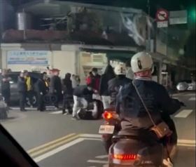 苗栗迎龍大亂鬥！8惡煞街頭堵人鐵棒開打(圖/翻攝畫面)