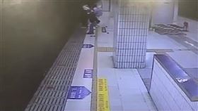 台鐵板橋車站24日上午8時許發生一起落軌意外，一名76歲的阿嬤在月台候車時，疑因沒站穩跌落到鐵軌上，一名李姓學生見狀確認火車還未進站後，奮不顧身從月台跳下軌道，把阿嬤拉到鐵軌間的空隙，30秒後列車進站，2人有驚無險逃過一劫。