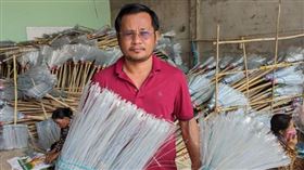 柬埔寨金邊工廠老闆，塑膠瓶回收製成掃帚，11個月消耗40萬噸塑膠瓶(圖／翻攝自Has Kea臉書)