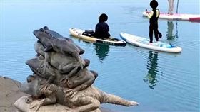 SUP立槳玩家亂入日月潭，闖九蛙疊像水域，違法，最重可罰20萬（圖／翻攝畫面）