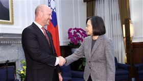 蔡總統接見傳統基金會訪問團（1）總統蔡英文（右）26日上午在總統府接見「傳統基金會」訪問團，與傳統基金會會長羅凱文（Kevin Roberts）（左）握手致意。中央社記者鄭傑文攝  113年2月26日