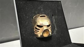 罕見樂高積木黃金面具「Bionicle Golden Kanohi Hau Mask」，拍賣價近60萬(18101美元)創天價(圖／翻攝自WTAJ NEWS)