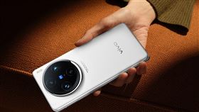 vivoX100 Pro新色「白月光」預購期間再送價值近萬元好禮搭配指定舊機系列舊換新最高加碼再折5,000元。