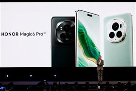 中國手機品牌「榮耀」，在巴塞隆納世界行動通訊大會上，推出了Magic6 Pro（圖／路透社／達志影像）
