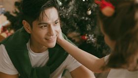 祖雄與佳娜拍耶誕寫真（圖／J2 Plus婚紗攝影提供）