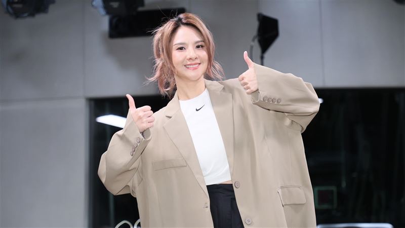 郭靜演唱會激裸這部位　羞喊：多一點肉色
