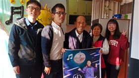 部桃為梁先生舉辦個人演唱會，並邀請其親友一同參加。（圖／部桃提供）