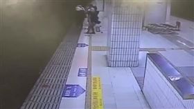 台鐵板橋車站24日上午8時許發生一起落軌意外，一名76歲的阿嬤在月台候車時，疑因沒站穩跌落到鐵軌上，一名李姓學生見狀確認火車還未進站後，奮不顧身從月台跳下軌道，把阿嬤拉到鐵軌間的空隙，30秒後列車進站，2人有驚無險逃過一劫。