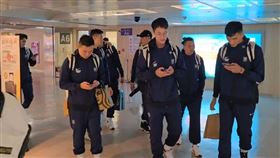 ▲台灣男籃慘輸菲律賓後回國。（圖／翻攝畫面）

▲台灣男籃回國，針對這場比賽遭菲律賓血洗，總教練桑茂森回應。（圖／翻攝畫面）

