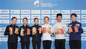 日韓小選手來台參賽，地主台灣好手蔡玉鳳和李宇翔，準備珍珠奶茶及紅豆餅先禮後兵。（圖／滑冰協會提供）