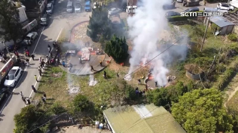 苗客家掃墓祭　消防員忙滅火隔壁還在放炮
