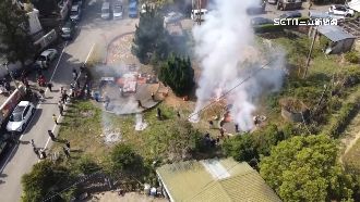 苗客家掃墓祭　消防員忙滅火隔壁還在放炮
