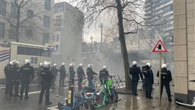 農民燃燒輪胎抗議  雨水澆不熄濃煙布魯塞爾歐盟區周邊街道26日全部受到農民抗爭影響，有農民在馬路上燃燒輪胎，雖然下雨但澆不熄象徵怒火的濃煙。中央社記者田習如布魯塞爾攝  113年2月26日