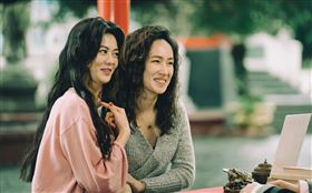 「小薰」黃瀞怡（右）與首次大銀幕演出的「白癡公主」戴平雅（左）在《鬼天廈》中情同姐妹彼此照應。（圖／華映娛樂提供）