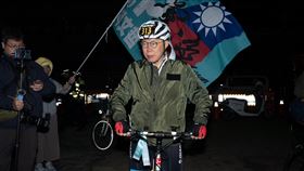 柯文哲挑戰騎單車一日北高 清晨關渡宮出發台灣民眾黨主席柯文哲（中）24日挑戰騎單車「一日北高」，有別以往柯文哲獨自全程騎完，今年將採黨公職接棒形式。圖為柯文哲24日清晨從台北關渡宮出發。（民眾黨提供）中央社記者郭建伸傳真 113年2月24日