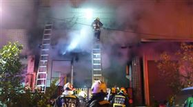 豐原透天民宅，暗夜大火，7人受困消防架梯救出，3人燒燙傷送醫