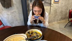 貢寮鮑牛奶鍋，湯頭口感滑順，鮮中帶一點辣味。（圖／新北市漁業處提供）