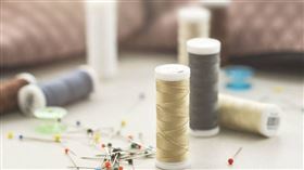 ▲菲依雅國小時的制服破洞有縫補痕跡，竟成為老師譏笑的題材。（示意圖／Pixabay）