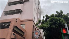 台北市蘭雅派出所5樓宿舍起火燃燒。（圖／翻攝畫面）
