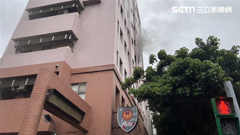 北市蘭雅派出所突竄火煙　警消救出4男6女