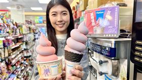 「全家」於228限時1天推出Fami!ce霜淇淋(不限口味)第2支5元優惠活動，也就是兩支只要54元。（圖／業者提供）