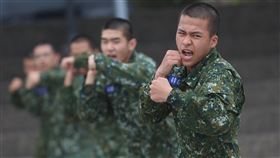 首梯1年制義務役新兵訓練（1）總統蔡英文6日赴新竹犁頭山營區勗勉陸軍步兵第206旅步四營，視導首梯1年制義務役新兵的營舍環境和訓練情況。圖為新兵訓練拳術。中央社記者張新偉攝  113年2月6日