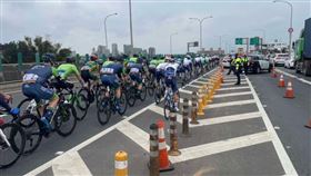 平鎮段賽事是在快速公路上舉行，沿途有國1平鎮系統及多處匝道匯流。（圖／警方提供）