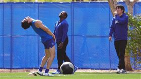 ▲水原一平挑戰丟藥球失敗，大谷翔平笑到彎腰。（圖／翻攝自Full-Count MLB取材班推特）