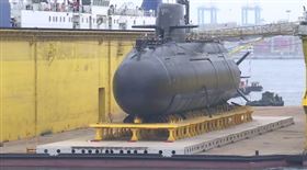國造潛艦海鯤軍艦進入泊港測試（HAT）最後階段，由浮塢移至台船小塢