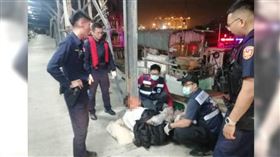 酒後小解變落水驚魂，高雄中洲漁港警方救援奇蹟。（圖／翻攝畫面）