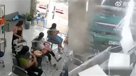 中國一輛貨車衝進美髮院。（圖／翻攝自微博）