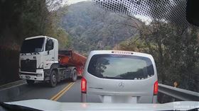 台14甲盲彎，砂石車跨雙黃線逆向超車，賓士商旅車急煞躲劫(圖／翻攝自爆料公社二社臉書)