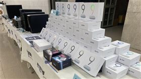 刑事局淨頻專案2.0  破3機房逮11嫌台灣安博公司涉非法傳輸影視著作，新北地檢署10月諭令黃嫌以新台幣5萬元交保。刑事局持續追緝國內竊訊機房及非法經銷商，8至11月共掃蕩全台26個犯罪處所，查獲3處竊訊機房，並成功逮捕11人到案。圖為贓證物。中央社記者黃麗芸攝  110年12月20日