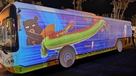 台南名店克林台包馬卡龍椪餅,台灣好行移動博物館車體光雕秀,台灣好行公車內部打造成微型博物館,台灣好行公車外部車體運用光雕技術。（圖／觀光署提供）