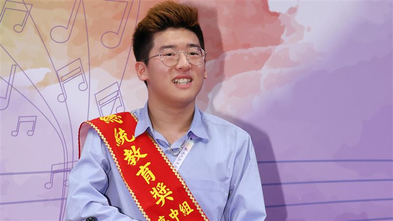 剩右小拇指可施力！罕病生學測4科滿級分