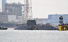 海鯤潛艦拖帶進台船小塢（2）