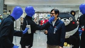 藍人樂團快閃高雄，還摸市長陳其邁的臉。（圖／寬宏藝術提供）