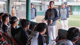 統一獅交手韓職SSG登陸者，總教練林岳平提點球員。（圖／統一獅球團提供）