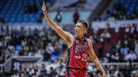 鋼鐵人施晉堯（右）轟出本季單場新高20分，帶領球隊在主場擊敗勇士。（圖／高雄17直播鋼鐵人提供）