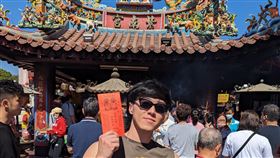 游書庭日前到南投紫南宮祈求發財金。（圖／艾迪昇傳播提供）