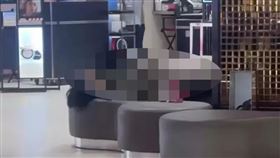 情侶在台茂沙發區做出不雅動作。（圖／翻攝自爆廢公社）